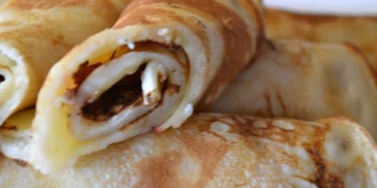 Pancake rotoli con latte cagliato, con cottura di mele