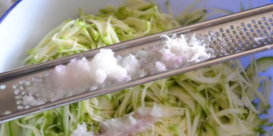 Frittelle di zucchine con crusca di lino e pasta di aglio