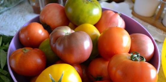 Spicchi di pomodoro, in briciole di verdura, in scatola