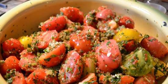 Spicchi di pomodoro, in briciole di verdura, in scatola