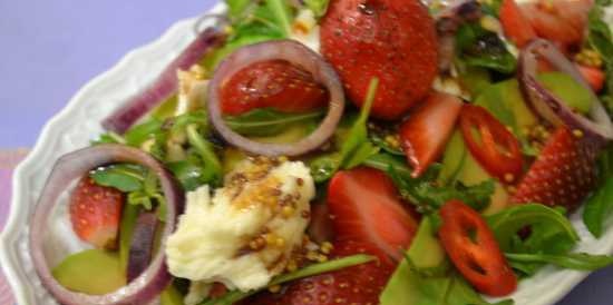 Ensalada de aguacate con fresas y mozzarella