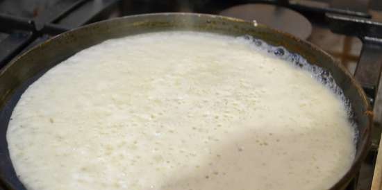 Panqueques de leche, mantequilla, sobre masa de masa multigrano vieja