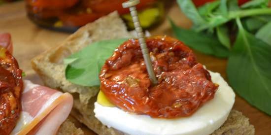 Sun-dried tomatoes in the oven in fragrant oil (cooking and canning)