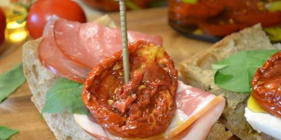 Sun-dried tomatoes in the oven in fragrant oil (cooking and canning)