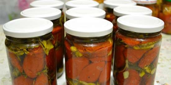 Zongedroogde tomaten in de oven in geurige olie (koken en inblikken)