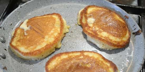 Panqueques de avena y plátano, con requesón