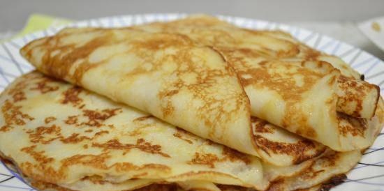 Ang mga pancake na walang gluten ay pinalamanan ng nilagang repolyo