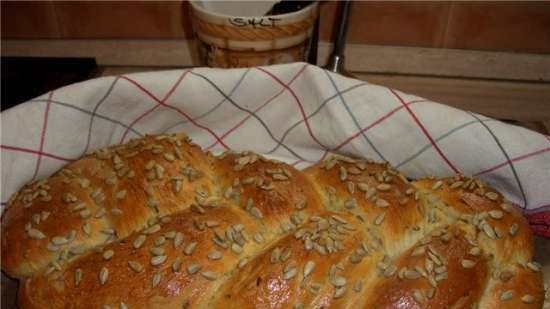 Pan de crema agria de papa con semillas de lino en el horno