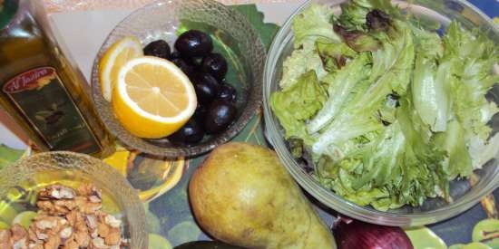 Insalata croccante con avocado, pera, olive e noci