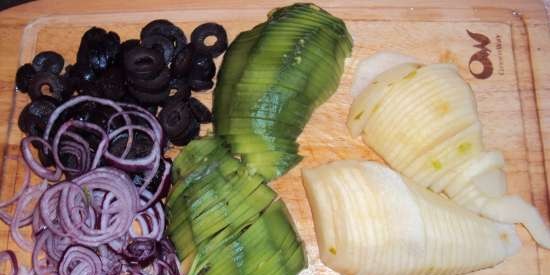 Insalata croccante con avocado, pera, olive e noci