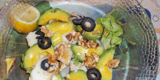 Insalata croccante con avocado, pera, olive e noci