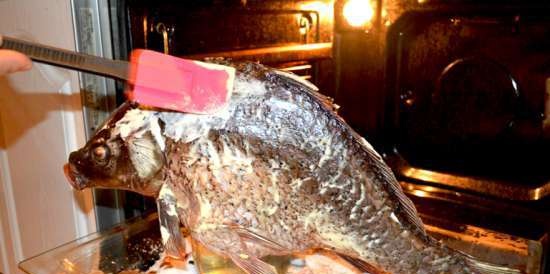 Carpa al forn sobre una llauna