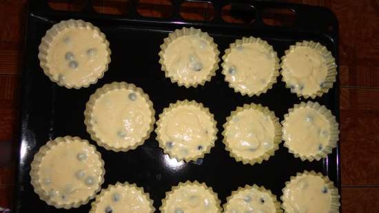 Muffins na may itim na kurant (kefir)