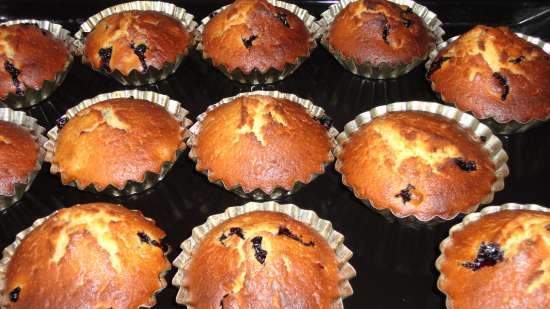 Muffins na may itim na kurant (kefir)