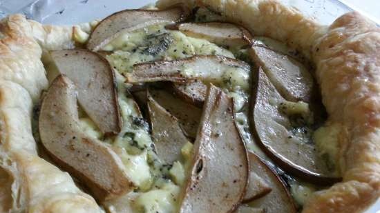 Puff pastry pie with pears and Dorblu cheese