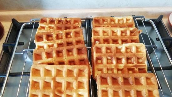 Mga klasikong waffle ng Belgian