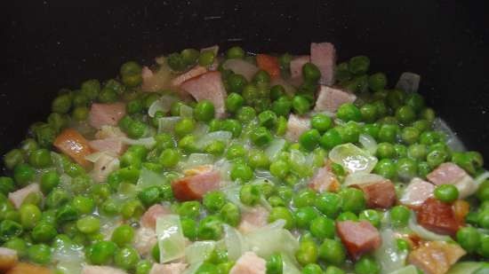 Ang pasta na may berdeng mga gisantes at brisket (Pasta piselli con pancetta e panna) sa isang multicooker Steba DD2