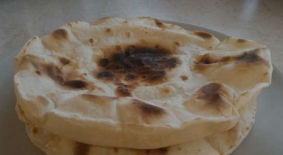 Flatbreads สำหรับอาหารจานหลักเช่นแกงกะหรี่เคบับเคบับคอฟต้า (อาหรับทอดกับเครื่องเทศ)