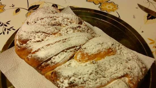 Kranz with boiled condensed milk and walnuts (cold dough)