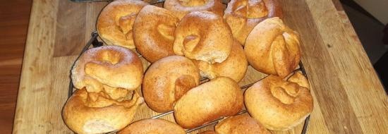 Cypriot (Greek) na mga buns na may mga olibo (eliopites)