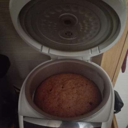 Isang napaka-simpleng honey cake (multicooker Aurora)