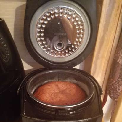 Isang napaka-simpleng honey cake (multicooker Aurora)