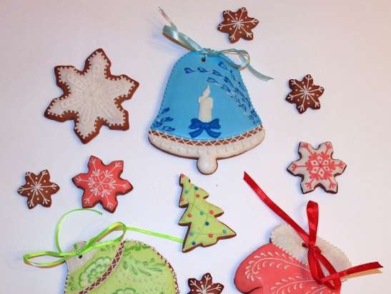 We decorate gingerbread cookies, cookies