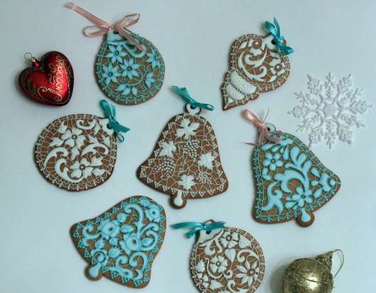 We decorate gingerbread cookies, cookies