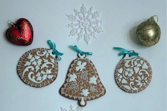 We decorate gingerbread cookies, cookies