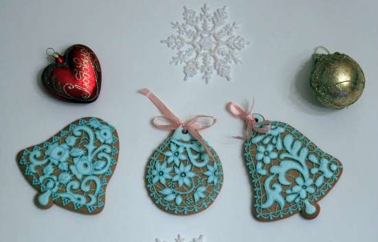 We decorate gingerbread cookies, cookies