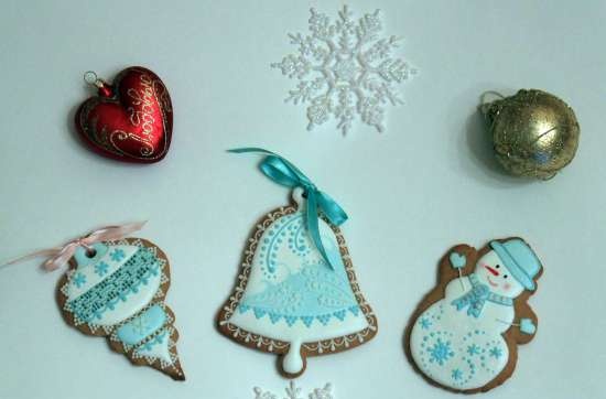 We decorate gingerbread cookies, cookies