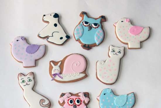 We decorate gingerbread cookies, cookies