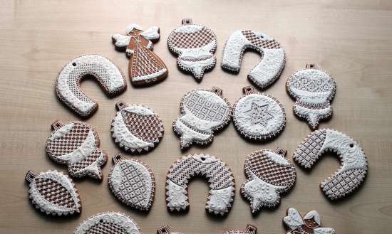 We decorate gingerbread cookies, cookies