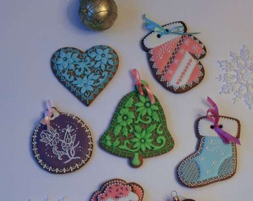 We decorate gingerbread cookies, cookies