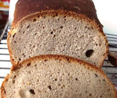 Pane di grano con lievito naturale di segale con semi di lino, crusca