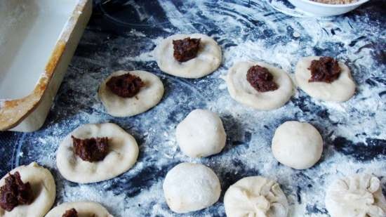 Pane a scacchi con carruba, datteri, latte di mandorle