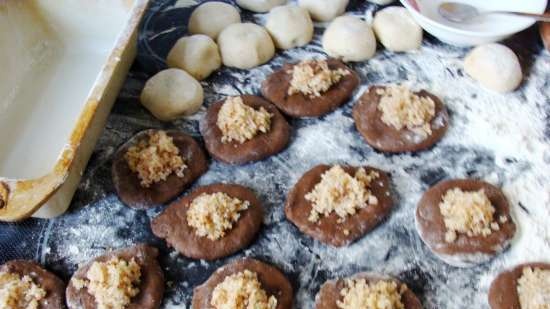 Pane a scacchi con carruba, datteri, latte di mandorle