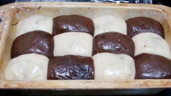 Pane a scacchi con carruba, datteri, latte di mandorle