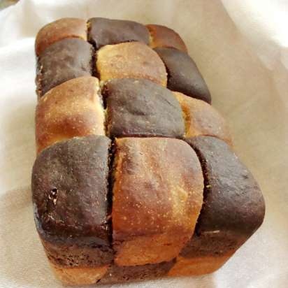 Pane a scacchi con carruba, datteri, latte di mandorle