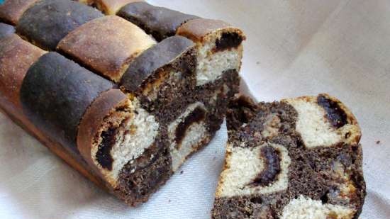 Pane a scacchi con carruba, datteri, latte di mandorle