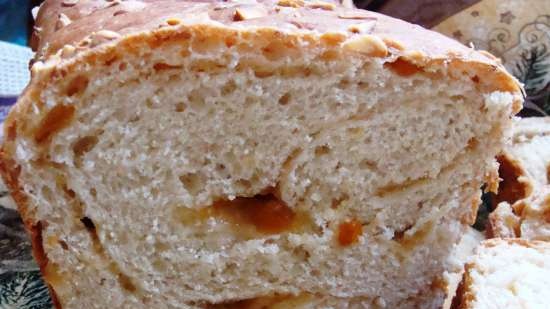 Bollo Valga con mermelada de albaricoque y almendras