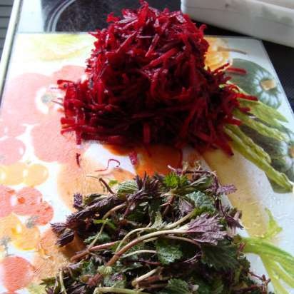 Nettle at beetroot salad