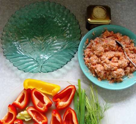 Pimientos rellenos de verduras con dip de crema agria