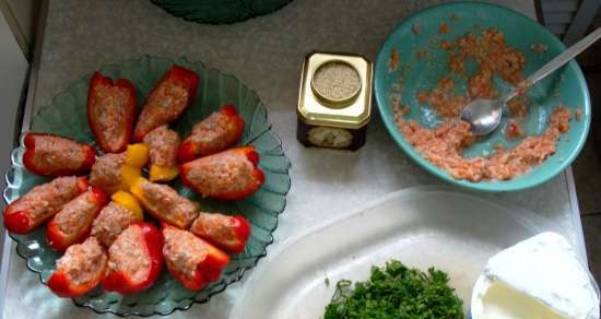 Zöldségekkel töltött paprika tejfölös mártással