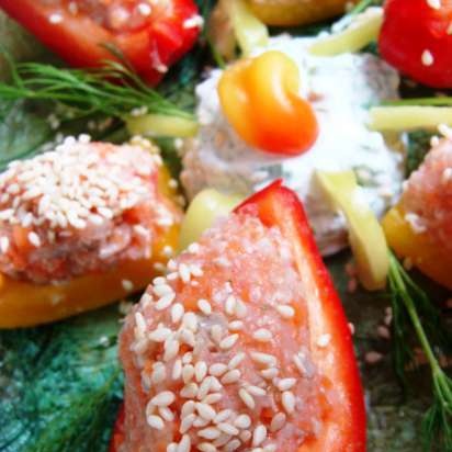 Pimientos rellenos de verduras con dip de crema agria