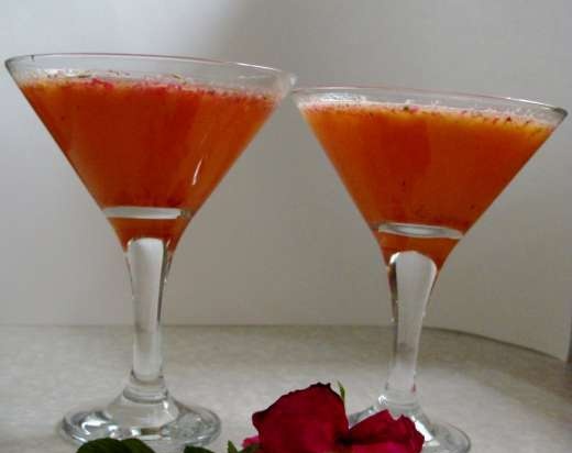 Cocktail trái cây màu hồng hoàng hôn