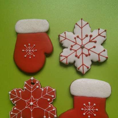 We decorate gingerbread cookies, cookies