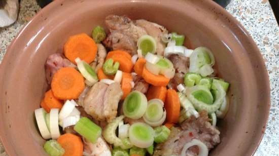 Bavarian soup in a clay pot (Pichelsteiner aus dem Tontopf)