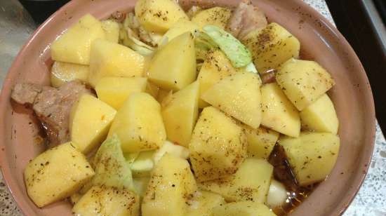 Bavarian soup in a clay pot (Pichelsteiner aus dem Tontopf)