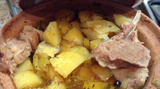 Sopa de Baviera en una olla de barro (Pichelsteiner aus dem Tontopf)